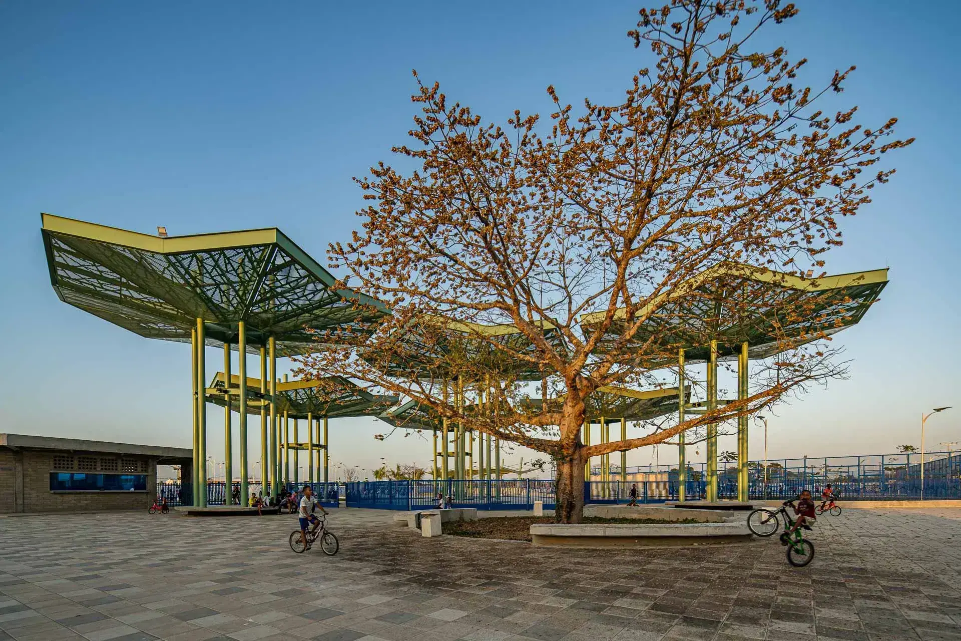 Detalle del diseño de pisos y zonas de sombra bajo las cubiertas del parque.